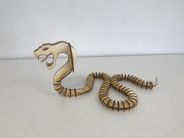 Cobra 3D Holzmodell als Laser Cut Puzzlel - seitenansicht